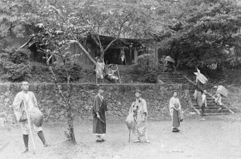明治35年(1902)撮影の古写真(奥の建物が大日堂)