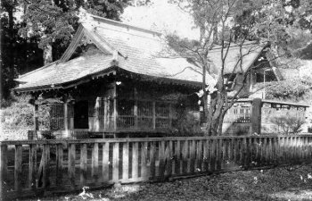 浅間神社と大日堂を分離する柵