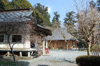 村山浅間神社(手前)と大日堂(奥)
