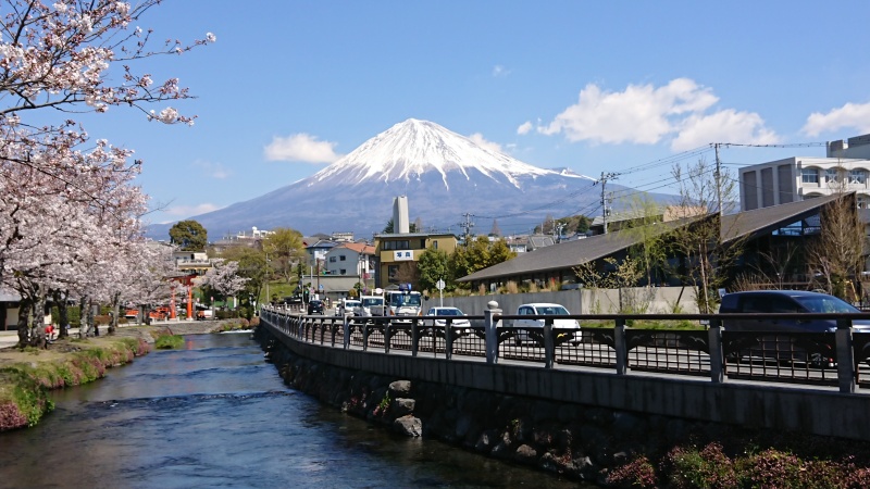 完成後のMt.Fuji Brewingの外観　富士山本宮浅間大社御手洗橋から撮影(手前を流れるのは神田川)