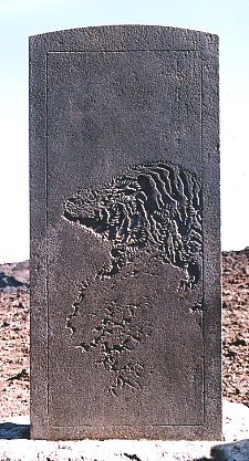 富士山頂に立つ蹲虎の碑