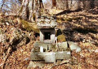 天子ヶ岳山頂の石祠 