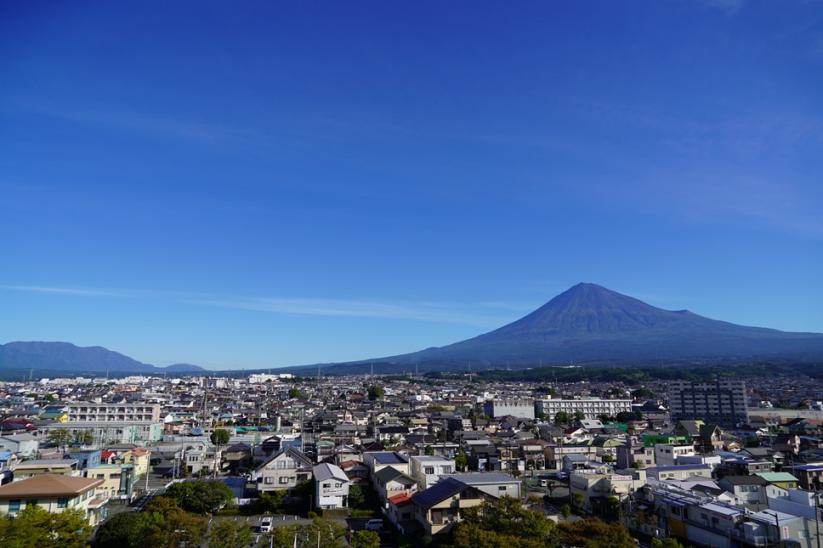 広報R8_10トップ01