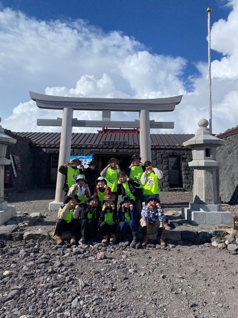 静岡県立大学による富士山清掃ボランティアの様子2