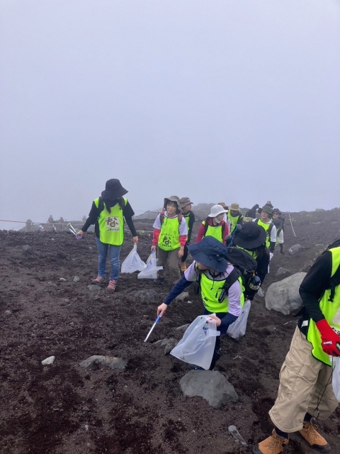 静岡県立大学による富士山清掃ボランティアの様子1