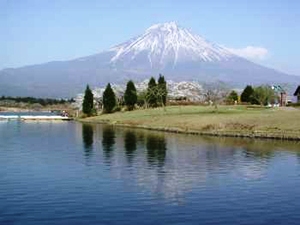 田貫湖と富士山の画像