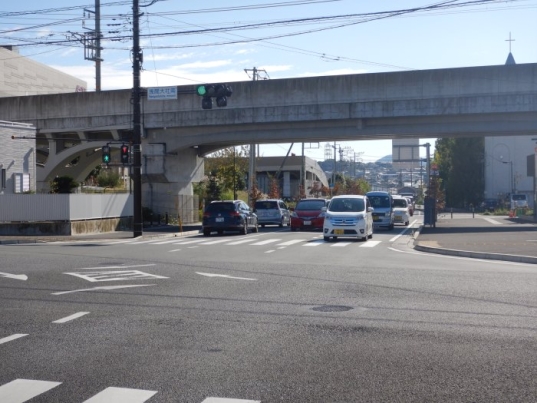 県道を北側から見た様子