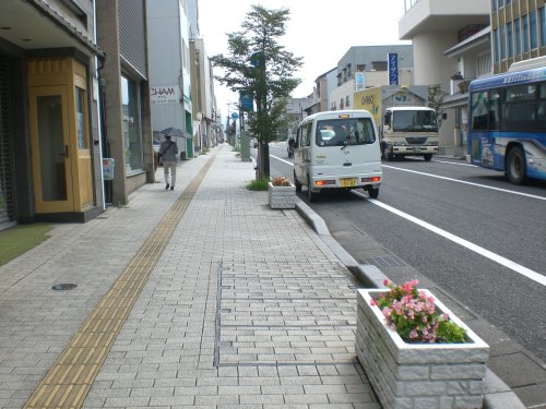 商店街のフラワーポット1