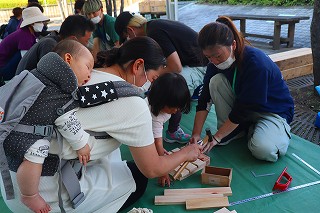 親子木工教室の様子2
