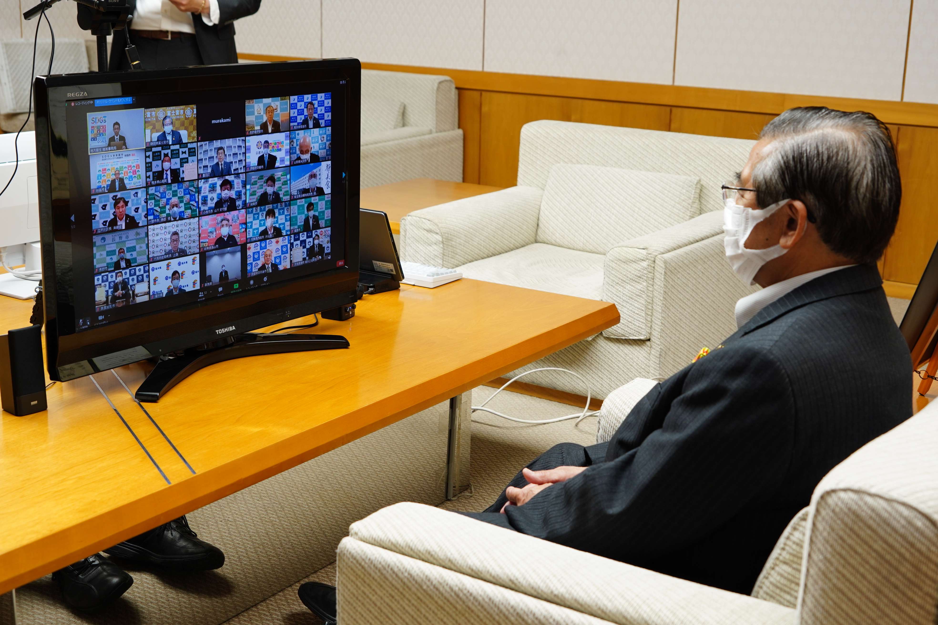 オンラインで認定証授与を受ける須藤市長