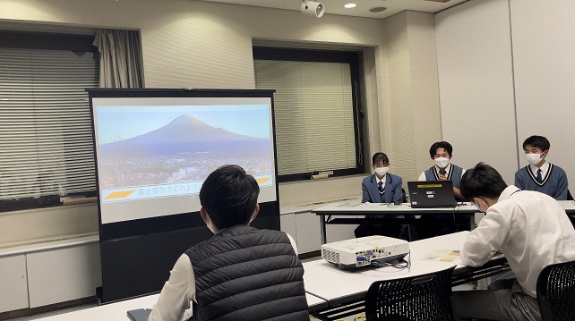 高校生と市職員の「自販売機のサーバー化」意見交換の様子