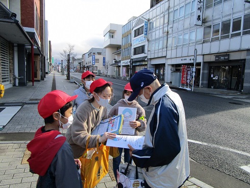 小学生によるSDGsの地域への発信活動の様子1