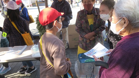 小学生によるSDGsの地域への発信活動の様子2