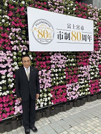 市役所玄関フラワーウォール前にて