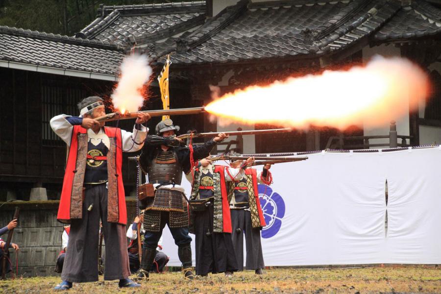 迫力満点の火縄銃演武