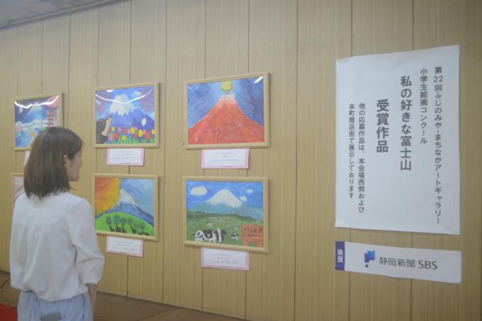 小学生絵画コンクールを眺める人