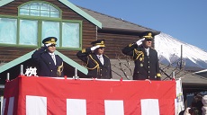 市長、消防団長とともに部隊観閲
