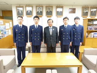市長から激励を受ける職員2