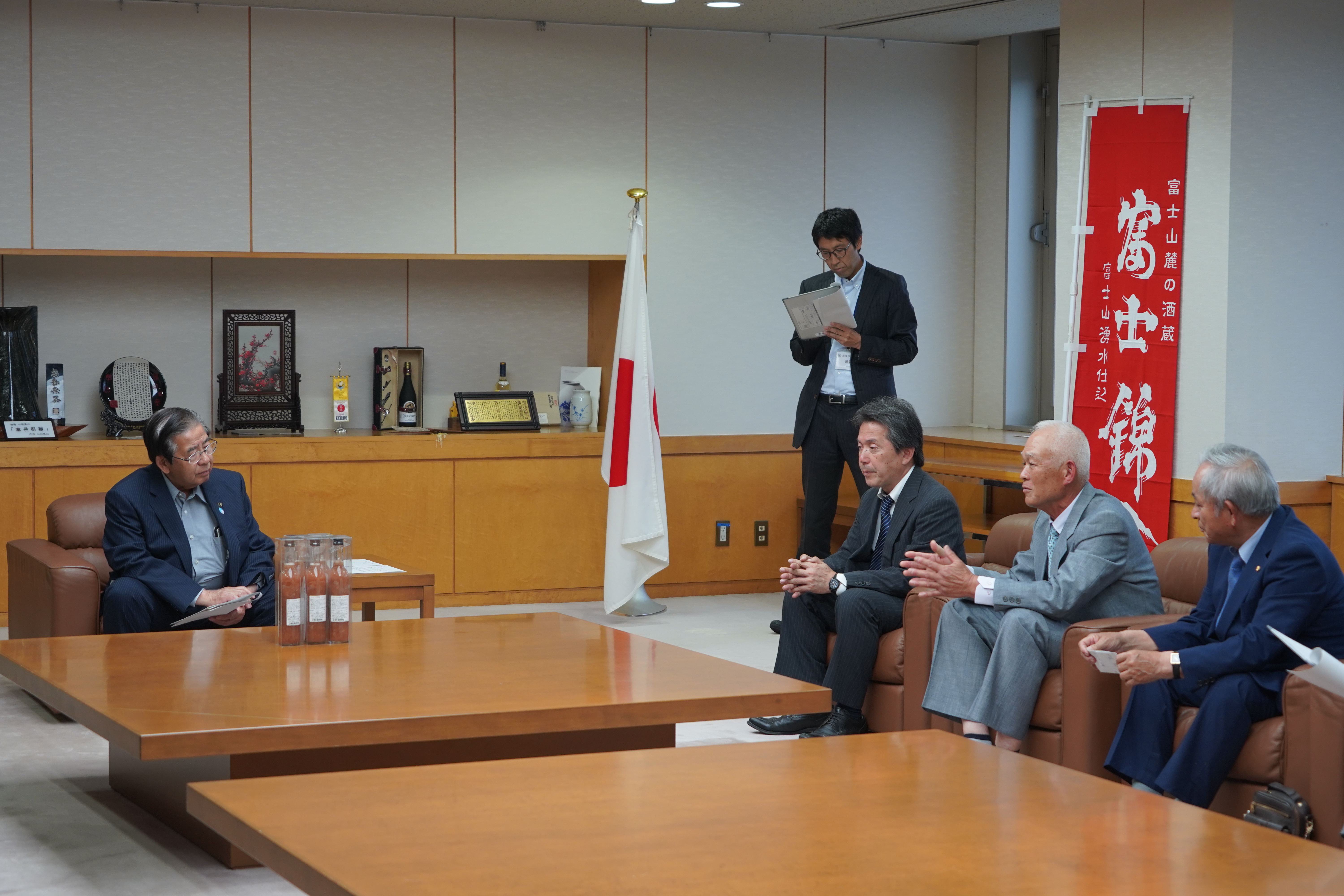 市長に開発の苦労を話す関係者