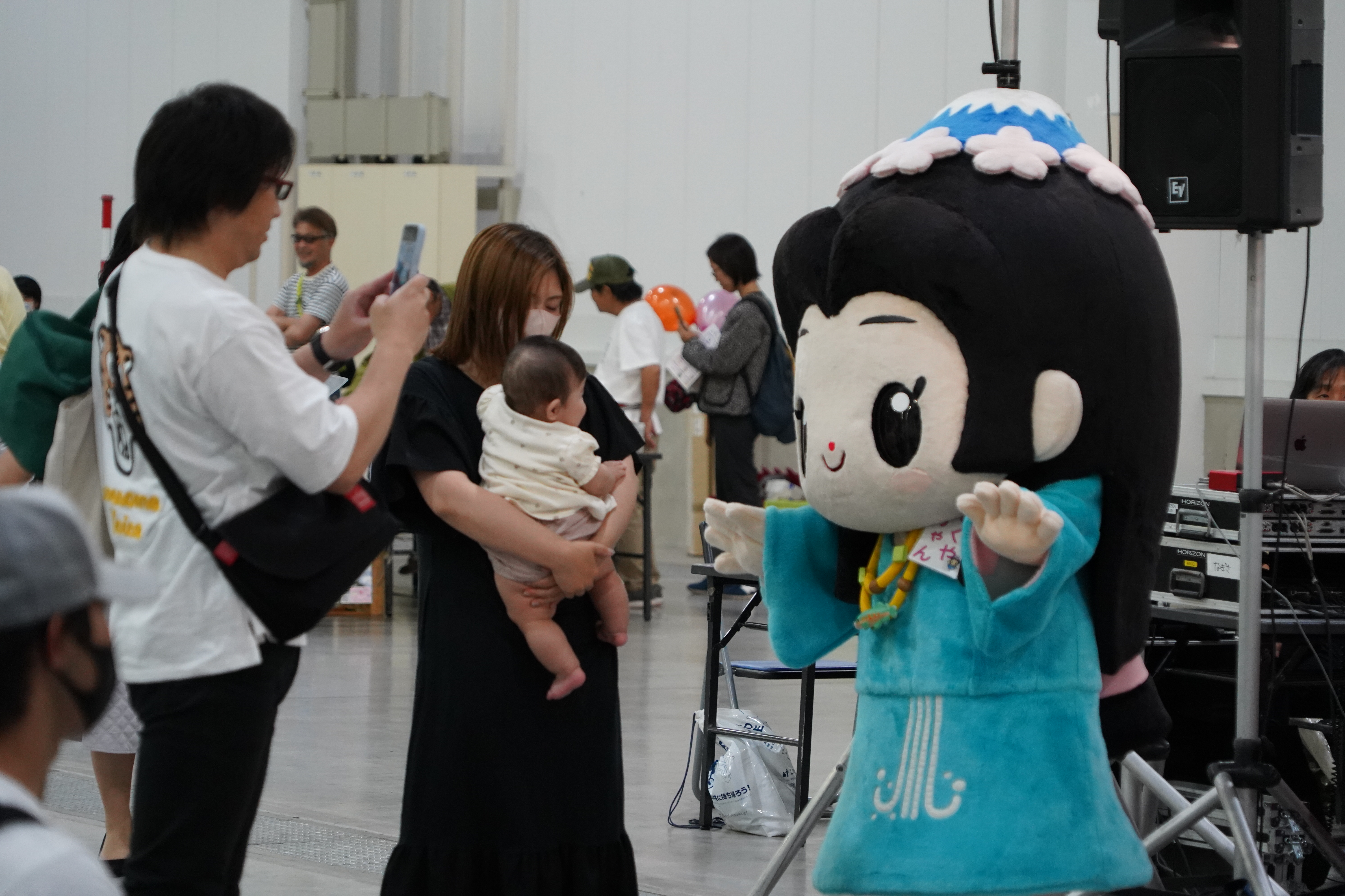 来場者と記念撮影するさくやちゃん