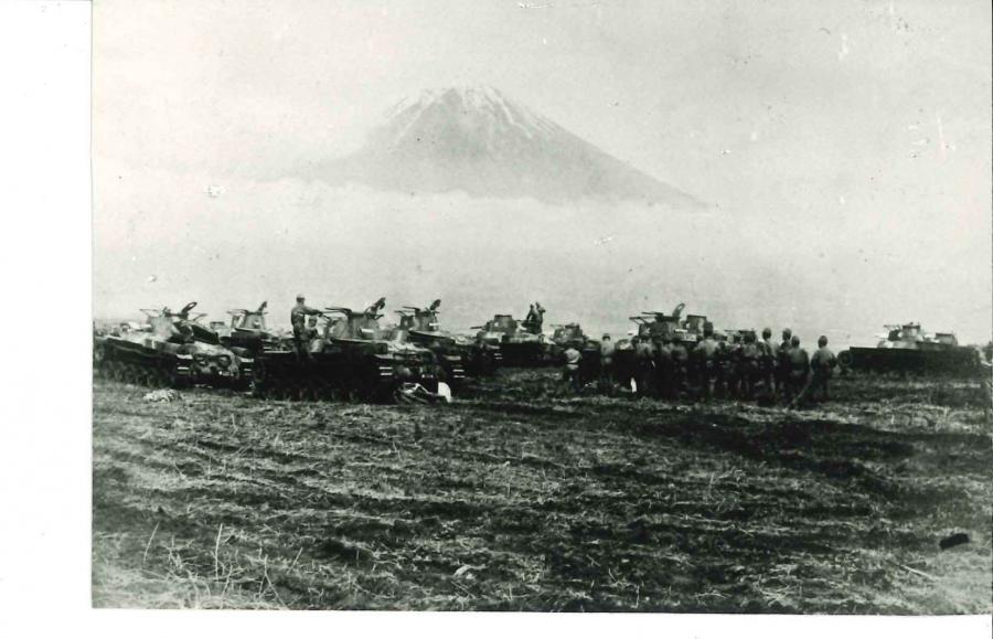 写真1　射撃演習後の戦車の整備