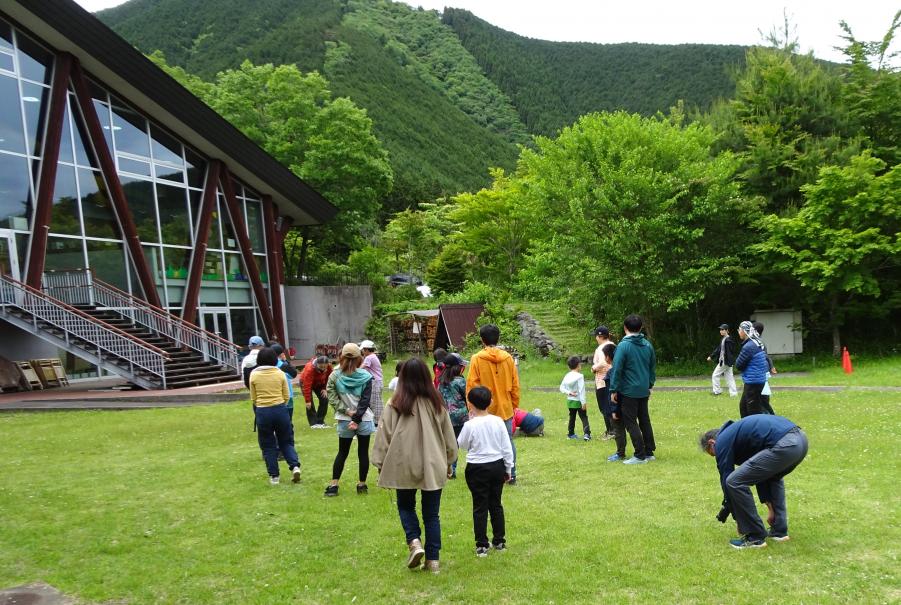 屋外で〇×クイズ