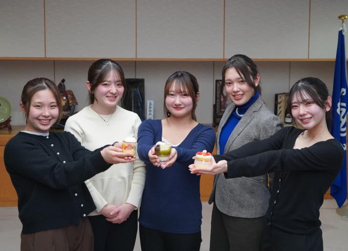 パフェプリンを紹介する大学生