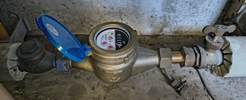 取り付けられている状態の水道メーター