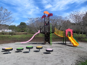 複合遊具前にあるカラフルなステップ