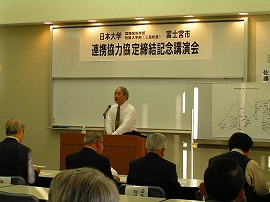 佐藤学部長による特別記念講演会